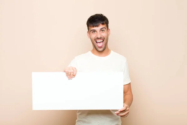 Jovem Homem Bonito Com Atitude Alegre Despreocupado Rebelde Brincando Língua — Fotografia de Stock