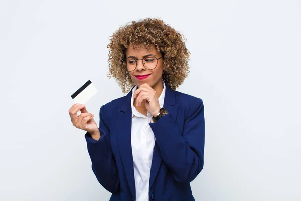 Ung Afrikansk Amerikansk Kvinna Ler Med Glad Säker Uttryck Med — Stockfoto