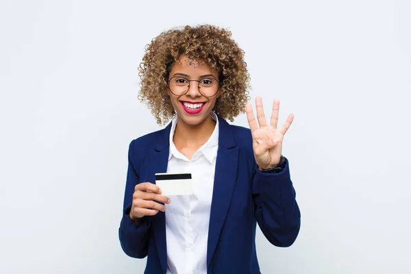 Ung Afrikansk Amerikansk Kvinna Ler Och Ser Vänlig Visar Nummer — Stockfoto