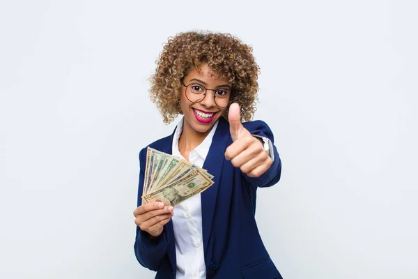 年轻的非洲裔美国女人感到自豪 无忧无虑 自信和快乐 带着用欧元钞票竖起的大拇指面带微笑 — 图库照片