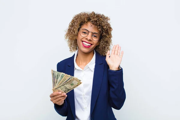 Joven Afroamericana Sonriendo Alegre Alegremente Saludándote Saludándote Despidiéndote Con Billetes —  Fotos de Stock