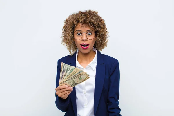 Joven Mujer Afroamericana Que Parece Muy Sorprendida Sorprendida Mirando Con — Foto de Stock