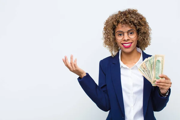 アフリカ系アメリカ人の若い女性は幸せを感じ 驚きと陽気さを感じ 肯定的な態度で笑顔 ユーロ紙幣で解決策やアイデアを実現する — ストック写真