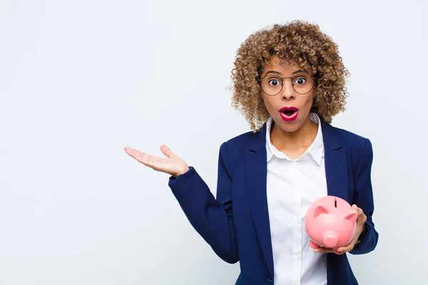 Mujer Afroamericana Joven Mirando Sorprendida Conmocionada Con Mandíbula Caída Sosteniendo — Foto de Stock