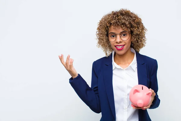 Joven Mujer Afroamericana Sintiéndose Feliz Sorprendida Alegre Sonriendo Con Actitud — Foto de Stock