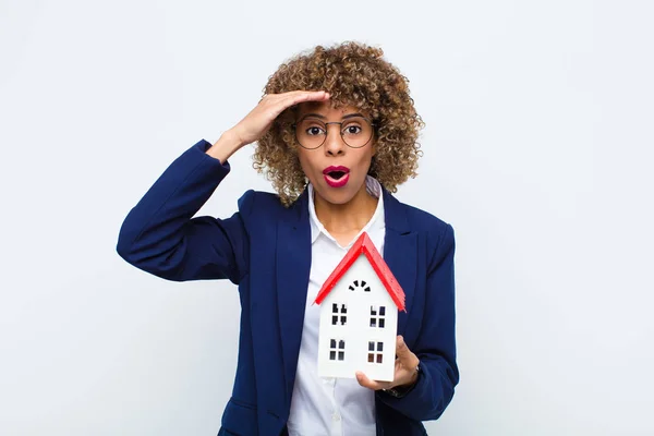 Jovem Afro Americana Olhando Feliz Surpreso Surpreso Sorrindo Percebendo Incrível — Fotografia de Stock