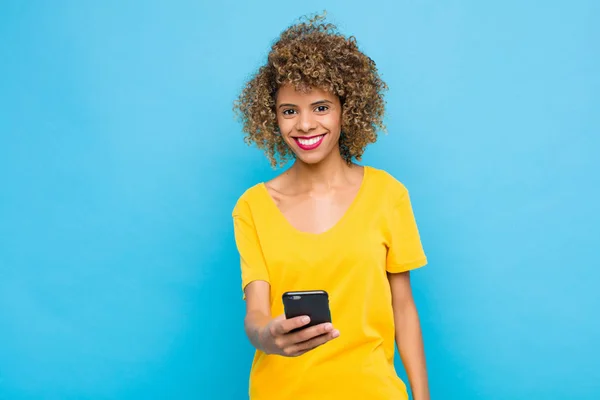 Joven Afroamericano Sonriendo Felizmente Con Mirada Amistosa Segura Positiva Ofreciendo — Foto de Stock