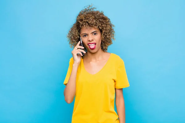 Jovem Afro Americano Sentindo Enojado Irritado Furando Língua Para Fora — Fotografia de Stock