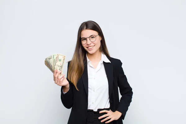 Joven Bonita Mujer Sonriendo Felizmente Con Una Mano Cadera Con —  Fotos de Stock