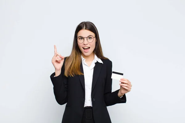 Ung Vacker Kvinna Känner Sig Som Glad Och Upphetsad Geni — Stockfoto