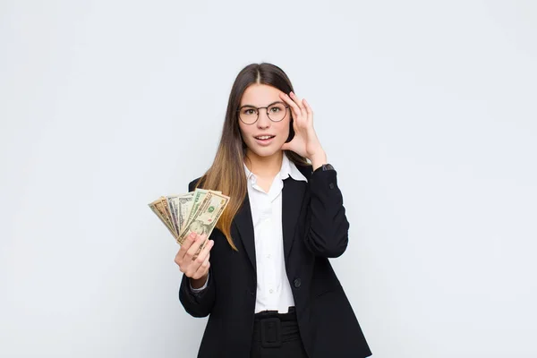 Jonge Mooie Vrouw Die Gelukkig Uitziet Verbaasd Verrast Glimlachend Realiserend — Stockfoto