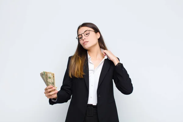 Jeune Jolie Femme Sentant Stressée Anxieuse Fatiguée Frustrée Tirant Cou — Photo