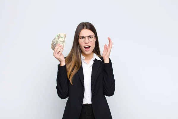 Jonge Mooie Vrouw Schreeuwen Met Handen Omhoog Lucht Zich Woedend — Stockfoto