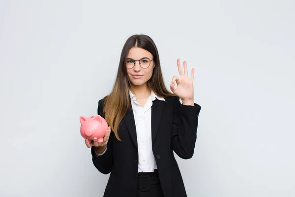 Ung Vacker Kvinna Känner Sig Glad Avslappnad Och Nöjd Visar — Stockfoto