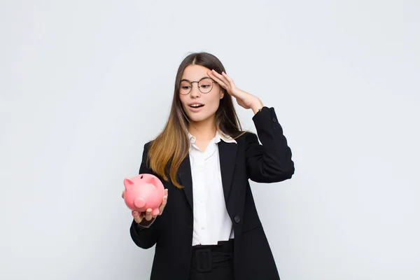 Joven Bonita Mujer Buscando Feliz Asombrado Sorprendido Sonriendo Realizando Increíbles — Foto de Stock