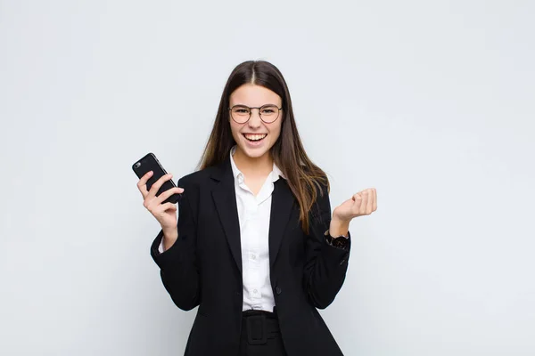 Ung Vacker Kvinna Känner Chockad Upphetsad Och Glad Skrattar Och — Stockfoto