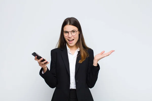 Ung Vacker Kvinna Känner Sig Glad Upphetsad Överraskad Eller Chockad — Stockfoto