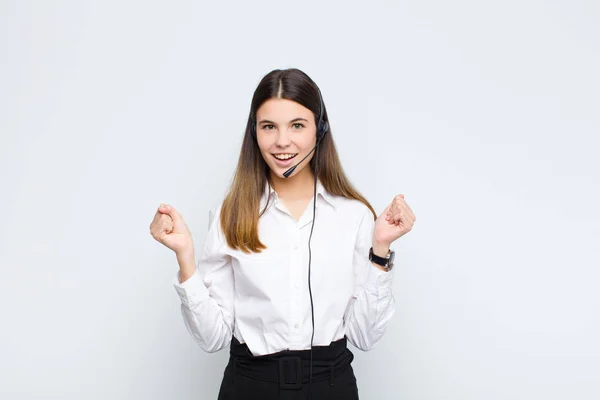 Jonge Mooie Vrouw Voelt Zich Geschokt Opgewonden Gelukkig Lachen Vieren — Stockfoto