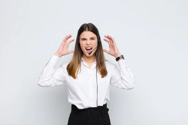 Jeune Jolie Femme Criant Les Mains Air Sentant Furieuse Frustrée — Photo