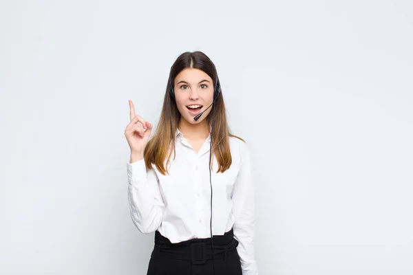 Joven Bonita Mujer Sintiéndose Como Genio Feliz Emocionado Después Darse —  Fotos de Stock