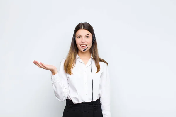 Jonge Mooie Vrouw Zich Gelukkig Voelen Verrast Vrolijk Glimlachen Met — Stockfoto