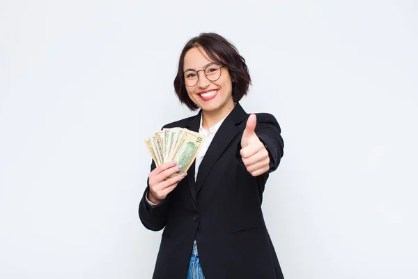 Joven Bonita Mujer Sintiéndose Orgullosa Despreocupada Segura Feliz Sonriendo Positivamente —  Fotos de Stock