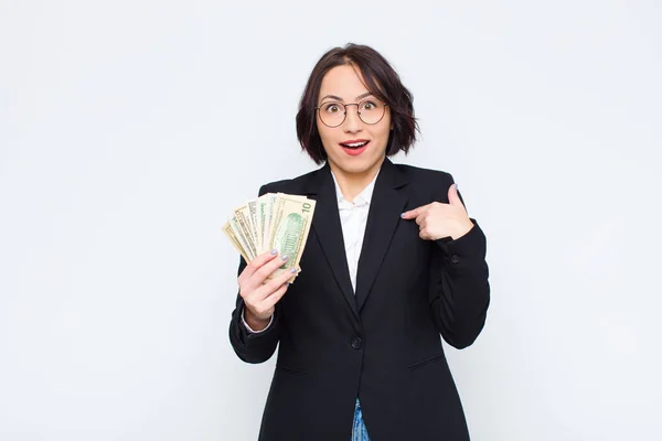 Jonge Mooie Vrouw Die Zich Gelukkig Verrast Trots Voelt Wijzend — Stockfoto