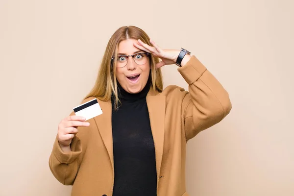 Mujer Rubia Joven Mirando Feliz Asombrado Sorprendido Sonriendo Realizando Increíbles — Foto de Stock