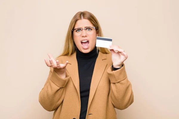 Giovane Donna Bionda Che Sembra Disperata Frustrata Stressata Infelice Infastidita — Foto Stock