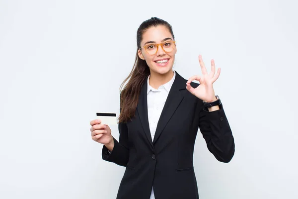 Jovem Empresária Sentindo Feliz Relaxado Satisfeito Mostrando Aprovação Com Gesto — Fotografia de Stock