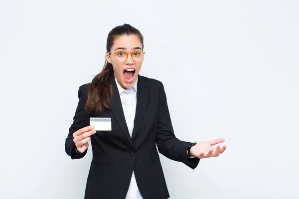 Genç Kadını Ağzı Açık Şaşırmış Şaşırmış Şaşırmış Bir Şekilde Banknotlar — Stok fotoğraf