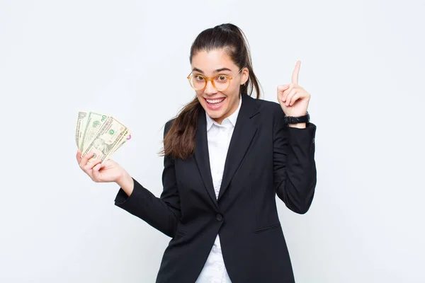 Młoda Bizneswoman Czuje Się Jak Szczęśliwy Podekscytowany Geniusz Realizacji Pomysłu — Zdjęcie stockowe