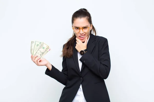 Joven Empresaria Con Boca Los Ojos Bien Abiertos Mano Barbilla — Foto de Stock