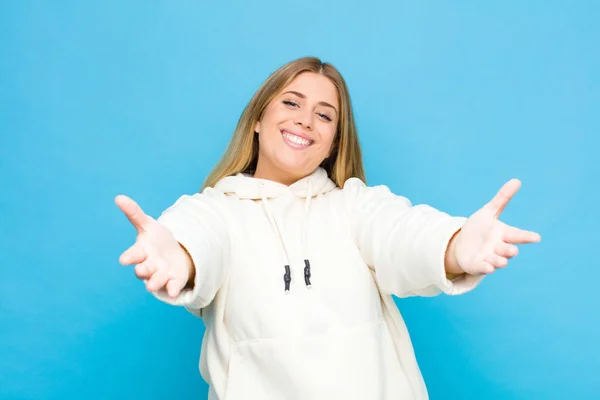 Jovem Loira Sorrindo Alegremente Dando Abraço Boas Vindas Caloroso Amigável — Fotografia de Stock