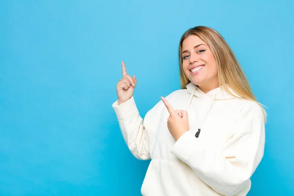 Giovane Donna Bionda Sorridente Felicemente Che Punta Lato Verso Alto — Foto Stock