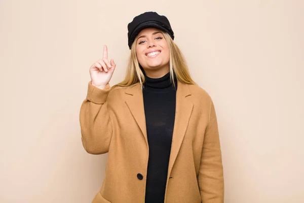 Young Blonde Woman Smiling Cheerfully Happily Pointing Upwards One Hand — 스톡 사진