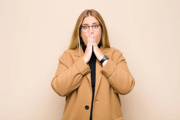 Jeune Femme Blonde Sentant Inquiète Bouleversée Effrayée Couvrant Bouche Avec — Photo