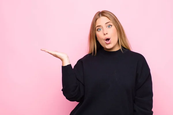 Giovane Donna Bionda Che Sembra Sorpresa Scioccata Con Mascella Caduta — Foto Stock