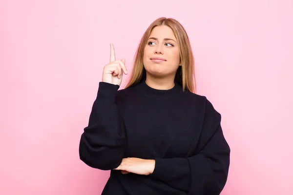 Giovane Donna Bionda Sente Come Genio Tenendo Dito Orgogliosamente Aria — Foto Stock