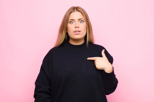 Giovane Donna Bionda Sente Confusa Perplessa Insicura Indicando Auto Chiedendo — Foto Stock