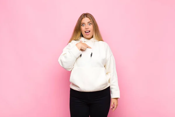 Young Blonde Woman Looking Happy Proud Surprised Cheerfully Pointing Self — ストック写真