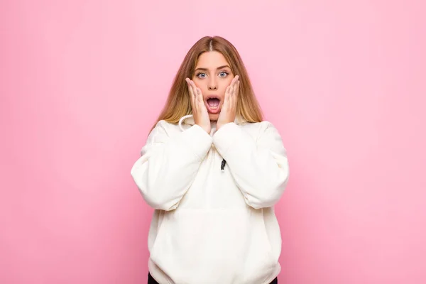 Young Blonde Woman Feeling Shocked Scared Looking Terrified Open Mouth — 스톡 사진