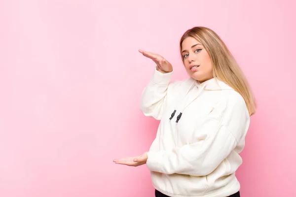 Jovem Loira Segurando Objeto Com Ambas Mãos Espaço Cópia Lateral — Fotografia de Stock