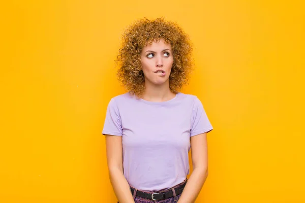 Jovem Afro Mulher Duvidar Pensar Mordendo Lábio Sentindo Inseguro Nervoso — Fotografia de Stock