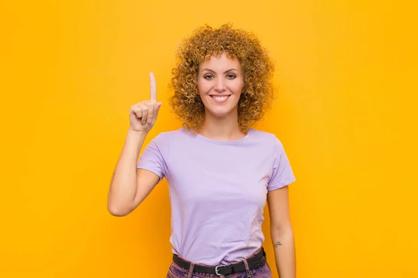 Jovem Afro Mulher Sorrindo Alegre Feliz Apontando Para Cima Com — Fotografia de Stock