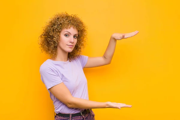 Jovem Afro Mulher Segurando Objeto Com Ambas Mãos Espaço Cópia — Fotografia de Stock