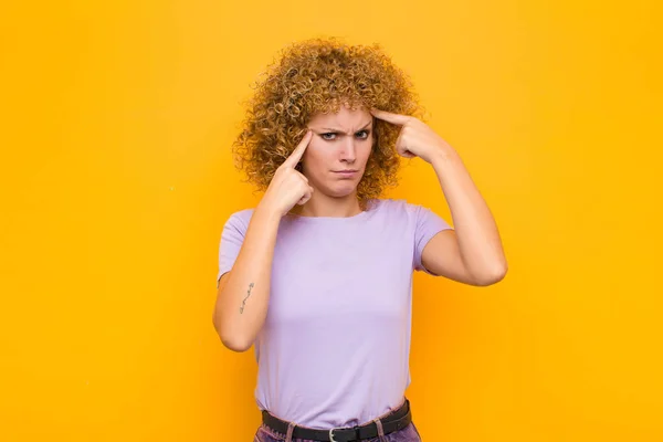 Jovem Afro Mulher Com Olhar Sério Concentrado Brainstorming Pensar Sobre — Fotografia de Stock