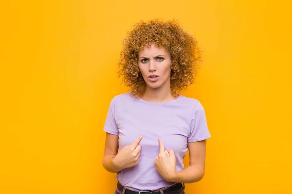 Jovem Afro Mulher Apontando Para Mesmo Com Olhar Confuso Quizzical — Fotografia de Stock