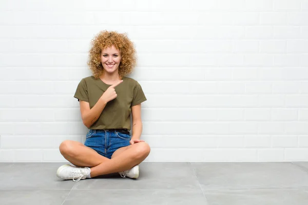 Giovane Donna Afro Sorridente Allegramente Sentendosi Felice Indicando Lato Verso — Foto Stock