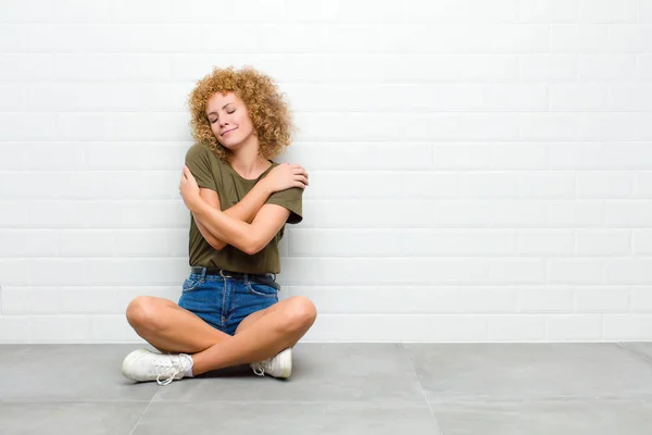 Joven Afro Mujer Sintiéndose Enamorada Sonriendo Abrazándose Abrazándose Misma Permaneciendo — Foto de Stock